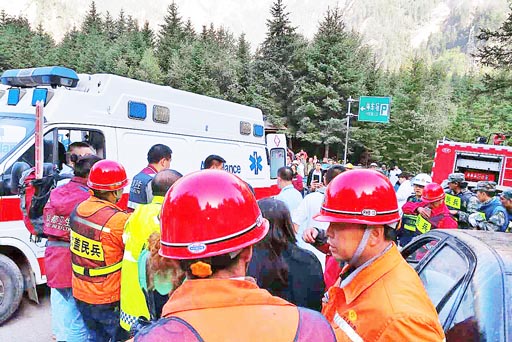 成飞医院医疗队到达九寨沟县,立即投入伤员抢救。 成飞医院医疗队到达九寨沟县,立即投入伤员抢救。